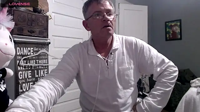 Snapshot of straightinyou chatting on 03.14.25 straightinyou online show from 03.14.25