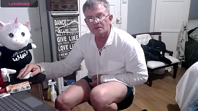 Snapshot of straightinyou chatting on 03.15.25 straightinyou online show from 03.15.25