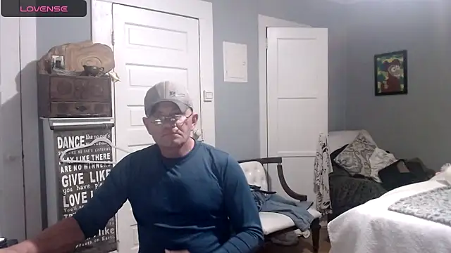 Snapshot of straightinyou chatting on 03.15.25 straightinyou online show from 03.15.25