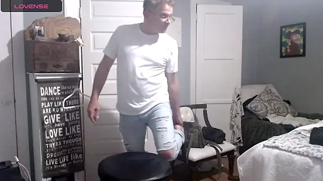 Snapshot of straightinyou chatting on 03.16.25 straightinyou online show from 03.16.25