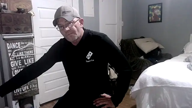 Snapshot of straightinyou chatting on 03.18.25 straightinyou online show from 03.18.25