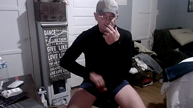 Snapshot of straightinyou chatting on 03.18.25 straightinyou online show from 03.18.25