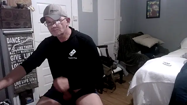 Snapshot of straightinyou chatting on 03.19.25 straightinyou online show from 03.19.25