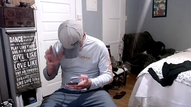 Snapshot of straightinyou chatting on 03.19.25 straightinyou online show from 03.19.25