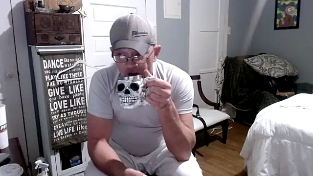 Snapshot of straightinyou chatting on 03.20.25 straightinyou online show from 03.20.25