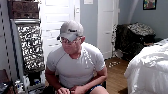 Snapshot of straightinyou chatting on 03.21.25 straightinyou online show from 03.21.25