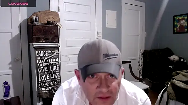 Snapshot of straightinyou chatting on 03.21.25 straightinyou online show from 03.21.25