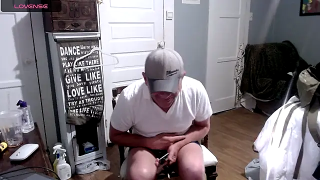 Snapshot of straightinyou chatting on 03.21.25 straightinyou online show from 03.21.25