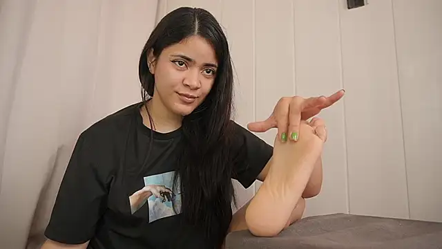 Snapshot of Feetgirl01 chatting on 01.19.25 Feetgirl01 online show from 01.19.25