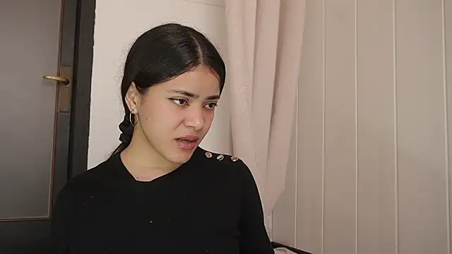 Snapshot of Feetgirl01 chatting on 02.20.25 Feetgirl01 online show from 02.20.25