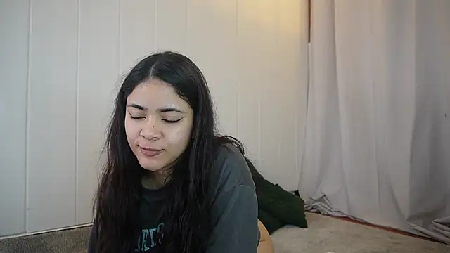 Snapshot of Feetgirl01 chatting on 02.27.25 Feetgirl01 online show from 02.27.25