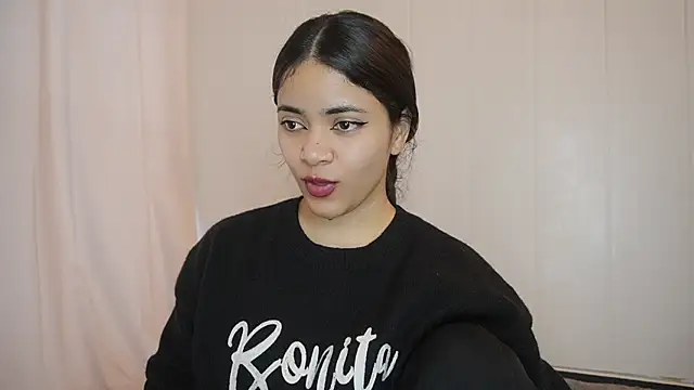 Snapshot of Feetgirl01 chatting on 02.27.25 Feetgirl01 online show from 02.27.25