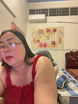 Snapshot of NDith chatting on 02.17.26 NDith online show from 02.17.26