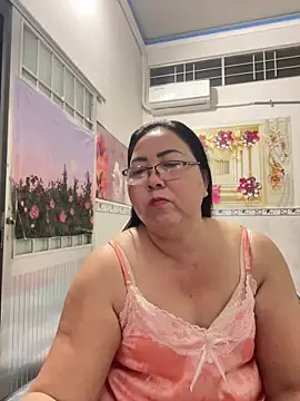 Snapshot of NDith chatting on 04.05.26 NDith online show from 04.05.26