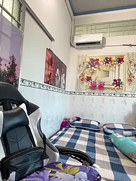 Snapshot of NDith chatting on 04.10.26 NDith online show from 04.10.26