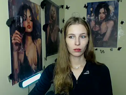 Snapshot of StrangerGi chatting on 11.08.25 StrangerGi online show from 11.08.25