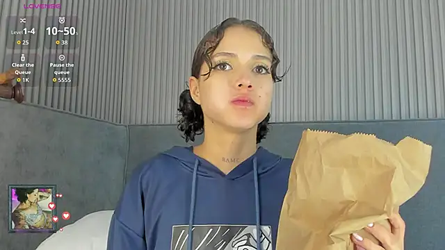 Snapshot of pau_live chatting on 09.14.25 pau live online show from 09.14.25