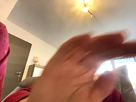 Marilou1983 online show from 10.31.25