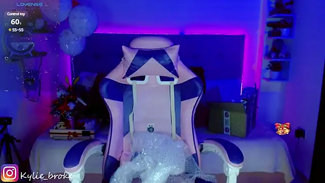 Snapshot of Kylie_brokee chatting on 12.21.24 Kylie brokee online show from 12.21.24