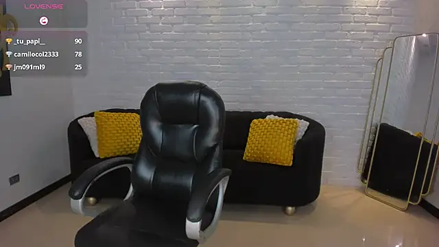 Snapshot of VeronicaCruz_ chatting on 02.14.25 VeronicaCruz online show from 02.14.25