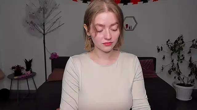 Snapshot of AidaPerry chatting on 12.10.24 AidaPerry online show from 12.10.24