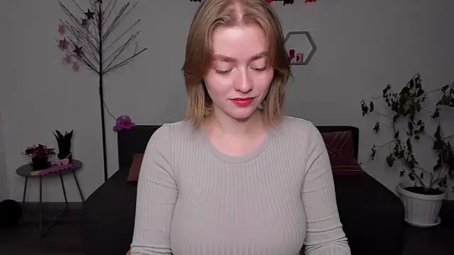 Snapshot of AidaPerry chatting on 12.11.24 AidaPerry online show from 12.11.24