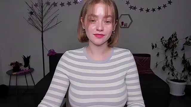 Snapshot of AidaPerry chatting on 12.12.24 AidaPerry online show from 12.12.24