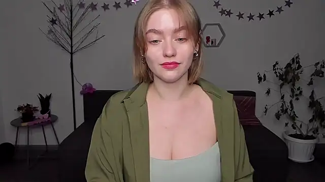 Snapshot of AidaPerry chatting on 12.14.24 AidaPerry online show from 12.14.24