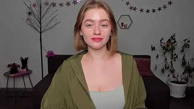 Snapshot of AidaPerry chatting on 12.23.24 AidaPerry online show from 12.23.24