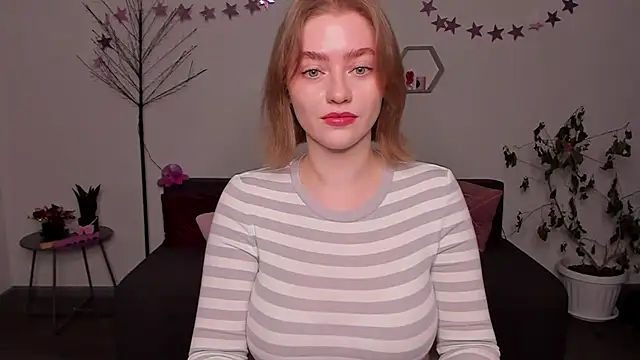 Snapshot of AidaPerry chatting on 12.27.24 AidaPerry online show from 12.27.24