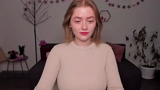 Snapshot of AidaPerry chatting on 12.28.24 AidaPerry online show from 12.28.24