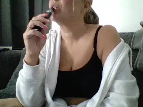 Snapshot of scrummymummy2 chatting on 09.23.25 scrummymummy2 online show from 09.23.25