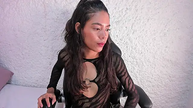 Snapshot of cate_martinez chatting on 12.11.24 cate martinez online show from 12.11.24