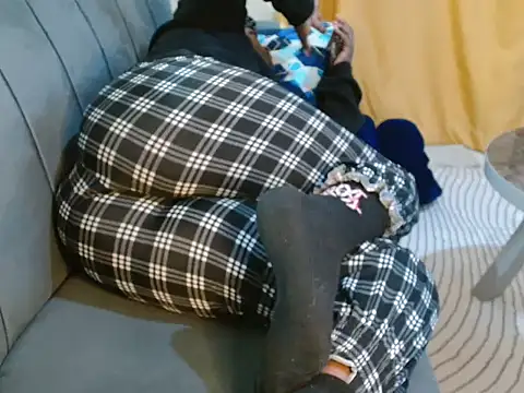 Snapshot of leslysexygirl chatting on 09.23.25 leslysexygirl online show from 09.23.25