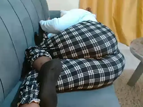 Snapshot of leslysexygirl chatting on 11.24.25 leslysexygirl online show from 11.24.25