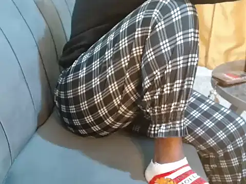 Snapshot of leslysexygirl chatting on 11.30.25 leslysexygirl online show from 11.30.25