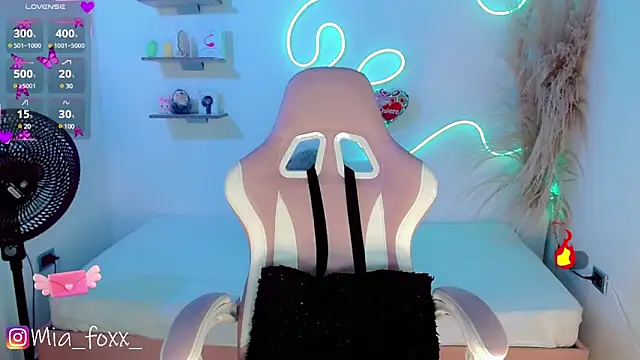 Mia foxx  online show from 02.26.25