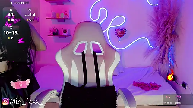 Mia foxx  online show from 03.07.25