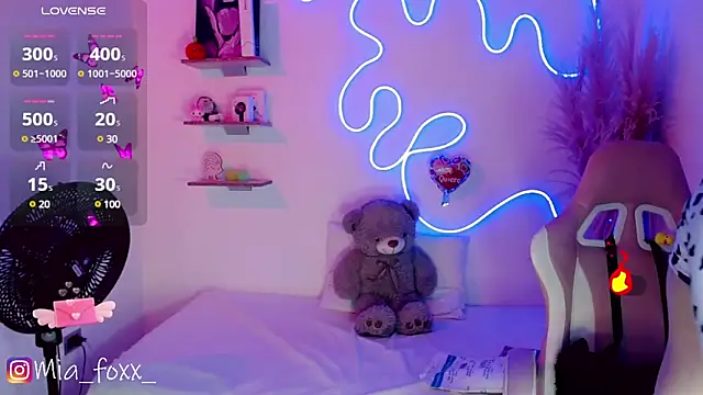 Mia foxx  online show from 03.12.25