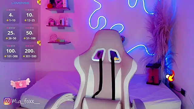 Mia foxx  online show from 03.18.25