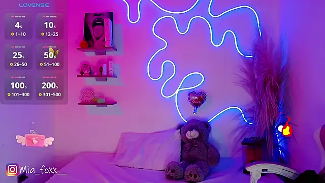 Mia foxx  online show from 03.20.25