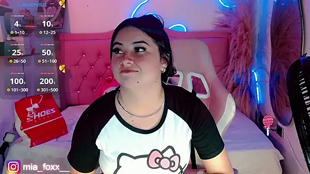 Mia foxx  online show from 09.27.25