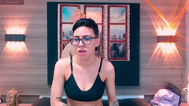 Snapshot of Cutie_Shy_ chatting on 10.18.25 Cutie Shy online show from 10.18.25