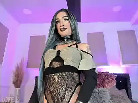 Snapshot of queen_satin chatting on 12.28.24 queen satin online show from 12.28.24