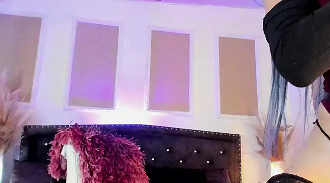 Snapshot of queen_satin chatting on 02.20.25 queen satin online show from 02.20.25