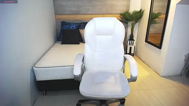 Snapshot of liseth_fox chatting on 02.18.25 liseth fox online show from 02.18.25