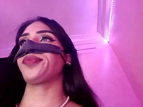 Snapshot of ---sophia--- chatting on 10.04.25 ---sophia--- online show from 10.04.25