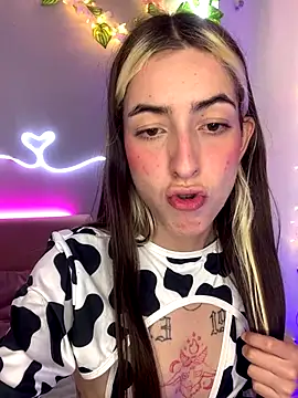 Snapshot of YouliteSllut2 chatting on 12.04.24 YouliteSllut2 online show from 12.04.24