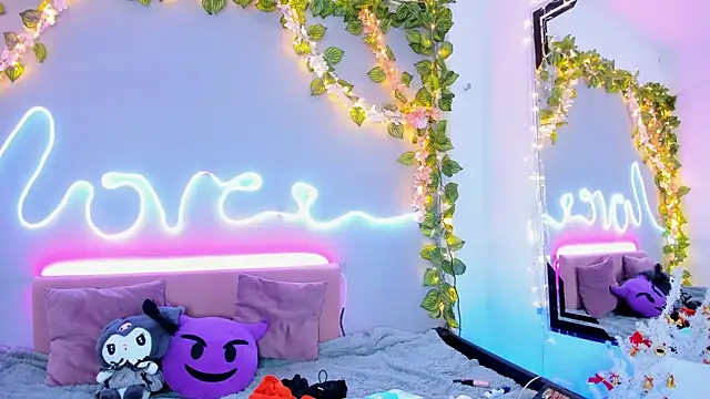 Snapshot of YouliteSllut2 chatting on 12.20.24 YouliteSllut2 online show from 12.20.24