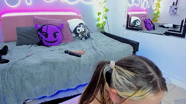 Snapshot of YouliteSllut2 chatting on 12.28.24 YouliteSllut2 online show from 12.28.24